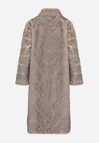 Born2be - Beżowy Długi Płaszcz Futerko z Ozdobnymi Przeszyciami i Stójką Zenima. Okazja: na co dzień. Typ kołnierza: kołnierzyk stójkowy. Kolor: beżowy. Materiał: futro. Długość: długie. Styl: klasyczny, casual, elegancki #6