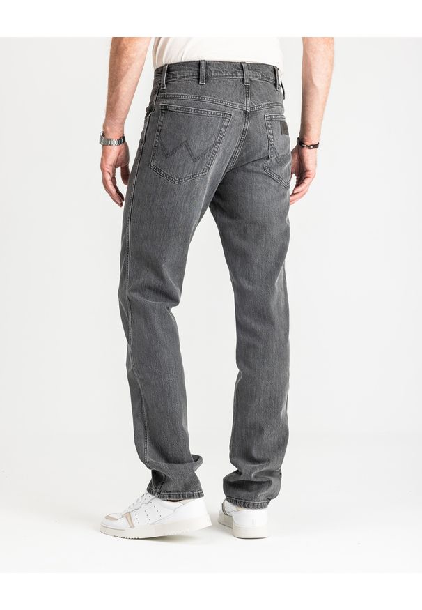 Wrangler - WRANGLER TEXAS MĘSKIE SPODNIE JEANSOWE DUSTY GRANITE W121P416N 112126173. Okazja: na spotkanie biznesowe. Styl: biznesowy, elegancki