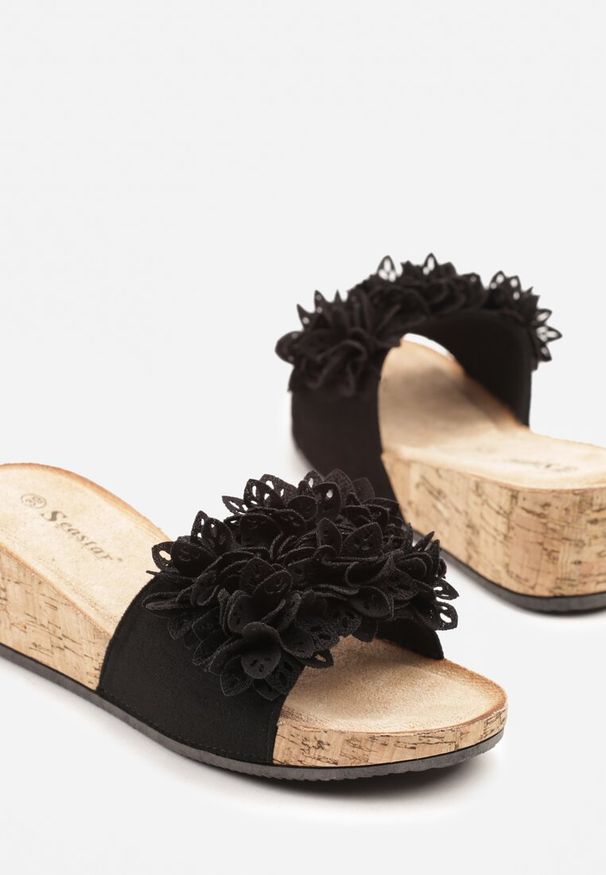 Born2be - Czarne Klapki na Koturnie z Kwiatami 3D Zariva. Kolor: czarny. Materiał: jeans. Wzór: kwiaty. Sezon: lato. Obcas: na koturnie. Styl: elegancki