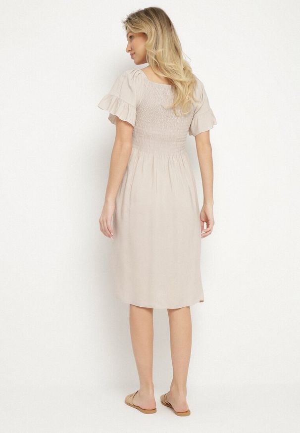 Born2be - Jasnobeżowa Rozkloszowana Sukienka Bawełniana z Bufiastymi Rękawami i Elastyczną Górą Veliova. Okazja: na co dzień. Kolor: beżowy. Materiał: bawełna. Styl: elegancki, casual