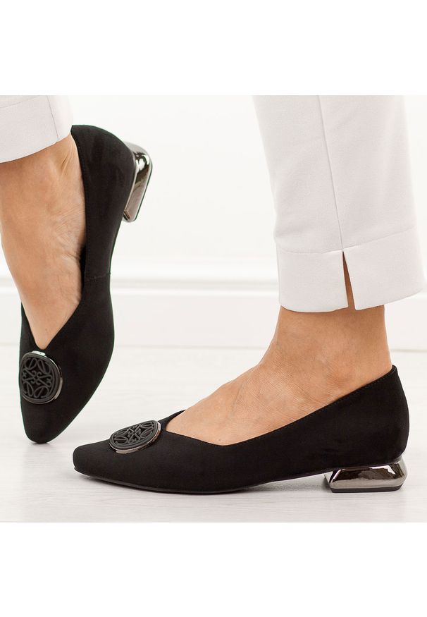 POTOCKI - Czarne baleriny damskie na obcasie Potocki 12808. Okazja: na co dzień. Kolor: czarny. Szerokość cholewki: normalna. Wzór: aplikacja. Materiał: zamsz. Sezon: wiosna, jesień, lato. Obcas: na obcasie. Styl: casual, elegancki, klasyczny, wizytowy. Wysokość obcasa: niski