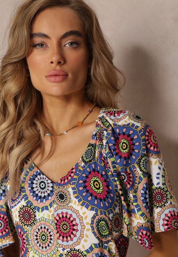 Renee - Biało-Granatowa Wiskozowa Sukienka Maxi w Kwiaty z Rozkloszowanym Dołem i Falbanką Pathna. Okazja: na co dzień. Kolor: biały. Materiał: wiskoza. Długość rękawa: krótki rękaw. Wzór: kwiaty. Styl: casual. Długość: maxi