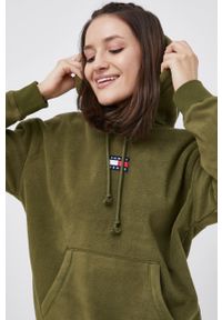 Tommy Jeans Bluza DW0DW11043.4890 damska kolor zielony z kapturem gładka. Okazja: na co dzień. Typ kołnierza: kaptur. Kolor: zielony. Materiał: poliester. Długość rękawa: długi rękaw. Długość: długie. Wzór: gładki. Styl: casual #1