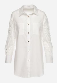 Born2be - Biała Koszula Oversize z Ażurowym Wzorem na Rękawach Vadena. Okazja: na co dzień. Kolor: biały. Materiał: jeans. Długość rękawa: długi rękaw. Długość: długie. Wzór: ażurowy. Styl: casual, elegancki #3