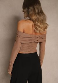 Renee - Ciemnobeżowa Drapowana Bluzka VICES z Odkrytymi Ramionami i Siateczkowymi Rękawami Atevite. Okazja: na co dzień. Kolor: beżowy. Materiał: jeans. Styl: casual