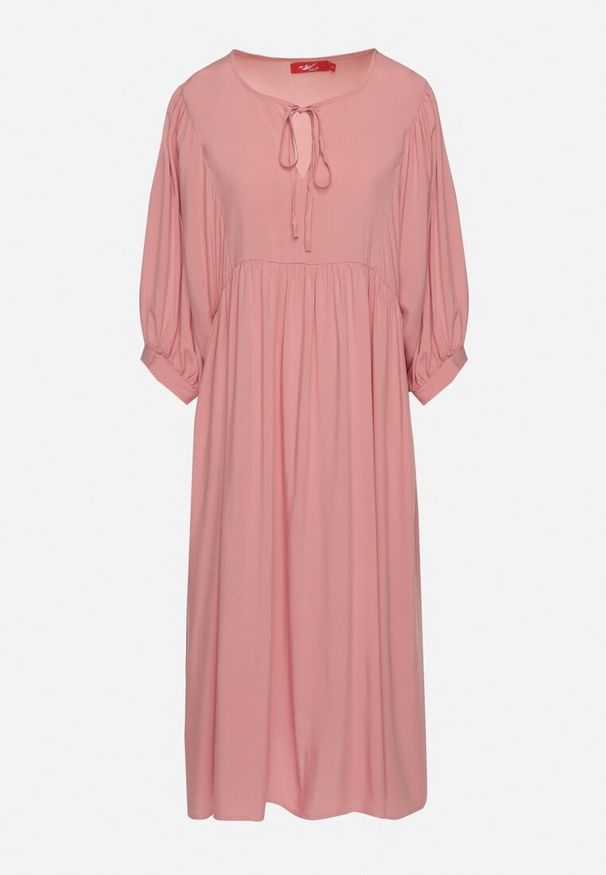 Born2be - Różowa Rozkloszowana Sukienka z Wiskozy z Wiązaniem przy Dekolcie Tilania. Okazja: na co dzień. Kolor: różowy. Materiał: wiskoza. Styl: casual