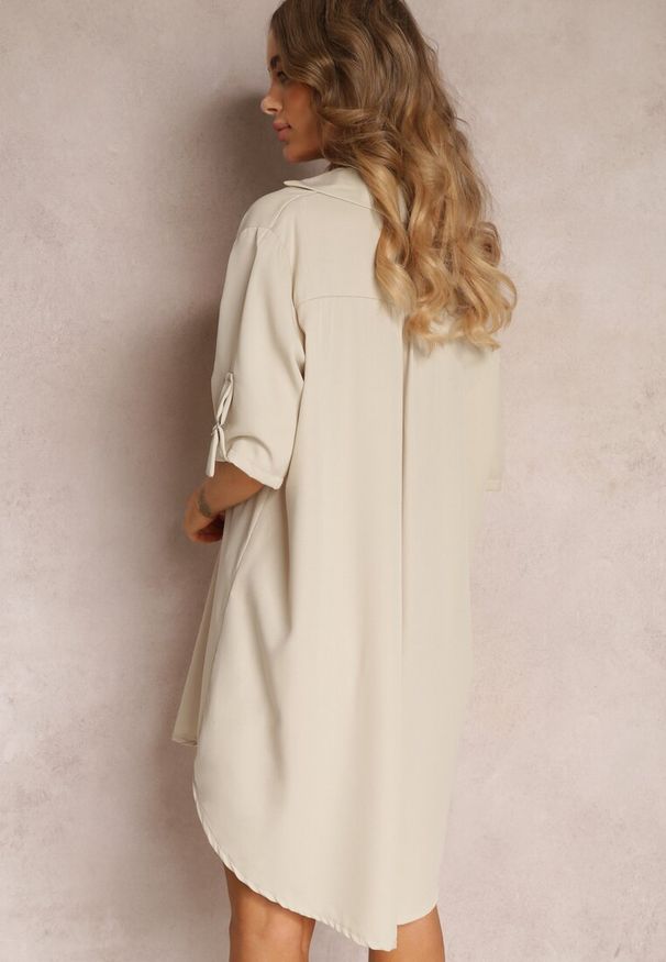 Renee - Jasnobeżowa Pudełkowa Sukienka Oversize z Kołnierzykiem Zaya. Kolor: beżowy. Typ sukienki: oversize