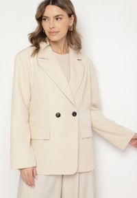 Born2be - Beżowa Dwurzędowa Marynarka o Pudełkowym Kroju Oversize Kosalia. Okazja: na spotkanie biznesowe, na co dzień. Kolor: beżowy. Materiał: jeans. Styl: klasyczny, casual, elegancki, biznesowy