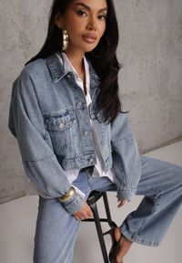 Renee - Niebieska Kurtka Jeansowa z Bawełny Typu Crop Bomber Jacket Veloma. Okazja: na co dzień. Kolor: niebieski. Materiał: jeans, bawełna. Długość: krótkie. Wzór: kolorowy. Styl: casual, elegancki #1