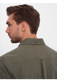 Ombre Clothing - Bawełniana męska koszula REGULAR FIT z kieszenią - khaki V4 OM-SHOS-0153 - XXL. Typ kołnierza: kołnierzyk klasyczny. Kolor: brązowy. Materiał: bawełna. Długość rękawa: długi rękaw. Długość: długie. Styl: klasyczny #9