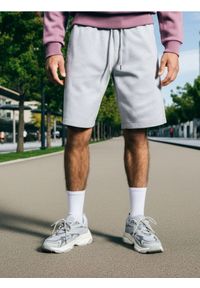 Sinsay - Szorty jogger - kremowy. Kolor: kremowy
