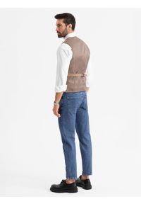 Ombre Clothing - Dopasowana elegancka kamizelka męska z elastanem i klapami – brązowa V1 - Rozmiar: L. Kolor: brązowy. Materiał: elastan. Wzór: gładki, jednolity. Styl: elegancki #11