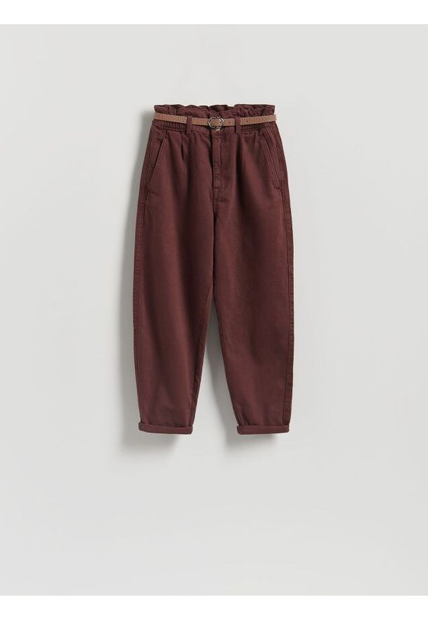 Reserved - Jeansy paperbag z paskiem - mahoniowy. Kolor: brązowy