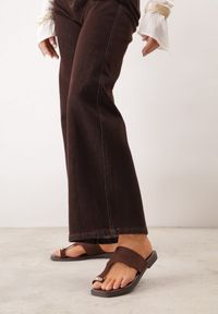 Renee - Brązowe Klapki VICES w Typie Japonek z Ozdobą na Dużym Palcu Ettelhe. Okazja: na co dzień. Kolor: brązowy. Materiał: jeans. Wzór: aplikacja. Sezon: lato. Styl: casual #7