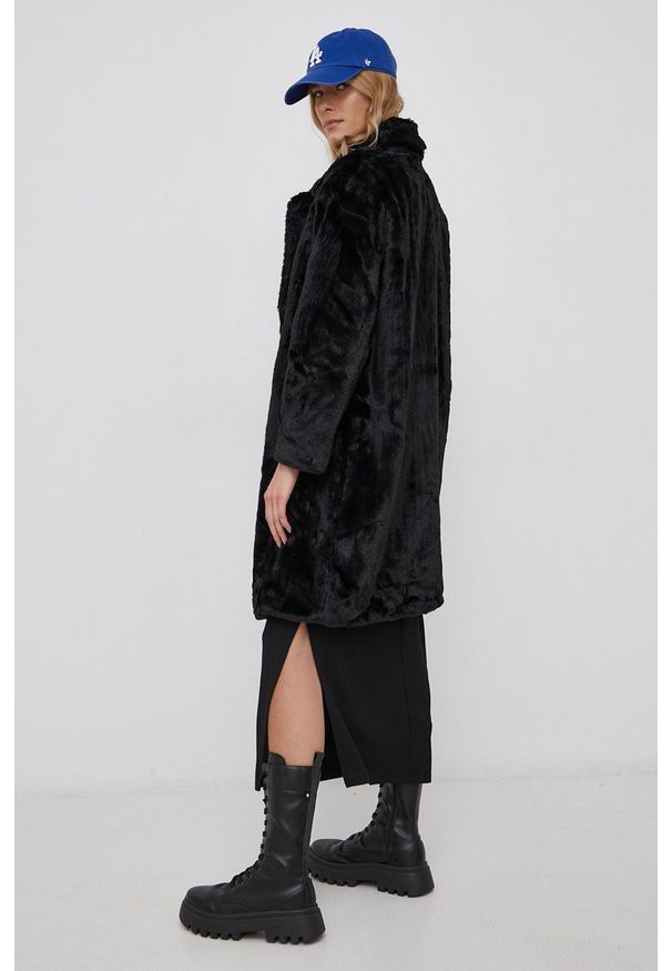 Vero Moda Płaszcz damski kolor czarny przejściowy. Kolor: czarny. Materiał: materiał. Wzór: gładki. Styl: klasyczny