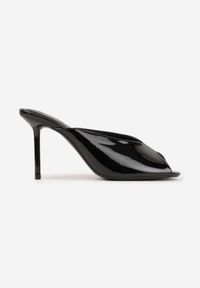 Renee - Czarne Klapki Peep Toe na Szpilce z Lakierowanym Połyskiem Sharvyra. Nosek buta: otwarty. Kolor: czarny. Materiał: lakier. Obcas: na szpilce. Wysokość obcasa: średni #7