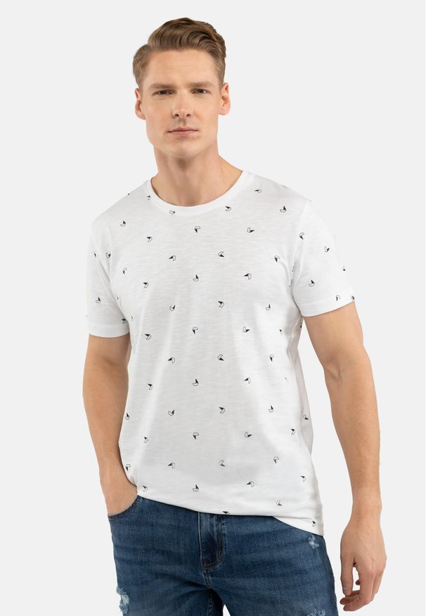 Volcano - T-shirt z nadrukiem all over T-NEPTUN. Kolor: biały. Materiał: dresówka, bawełna, dzianina, materiał. Długość rękawa: krótki rękaw. Długość: krótkie. Wzór: nadruk. Sezon: lato. Styl: klasyczny
