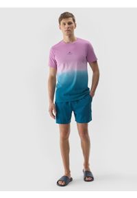 4f - T-shirt z nadrukiem męski - fioletowy. Okazja: na co dzień. Kolor: fioletowy. Materiał: jersey, bawełna, dzianina. Wzór: nadruk. Styl: casual, sportowy, klasyczny