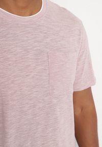 Born2be - Jasnoróżowa Koszulka z Ozdobną Kieszonką Uliadoretia. Okazja: na co dzień. Kolor: różowy. Materiał: jeans. Styl: klasyczny, casual