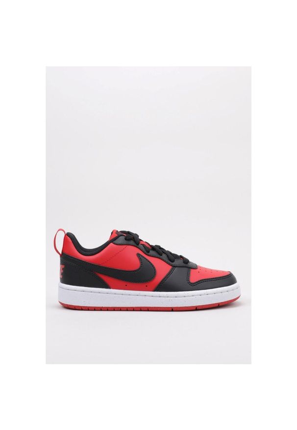 Tenisówki Nike Model Court Borough Low Recraft (gs) Kolor Czerwony. Zapięcie: sznurówki. Kolor: czerwony, czarny, wielokolorowy. Materiał: guma, materiał, syntetyk. Szerokość cholewki: normalna. Model: Nike Court. Sport: turystyka piesza
