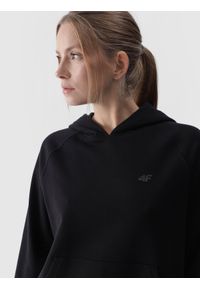 4f - 4F Bluza dresowa nierozpinana z kapturem damska - czarna XL. Okazja: na co dzień. Typ kołnierza: kaptur. Kolor: czarny. Materiał: dresówka. Długość rękawa: raglanowy rękaw. Wzór: gładki, ze splotem. Styl: sportowy, casual