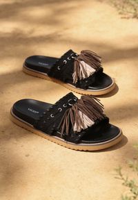 Born2be - Czarne Płaskie Klapki Boho VICES z Imitacji Zamszu Zdobione Frędzlami Krili. Okazja: na co dzień, na spacer. Kolor: czarny. Materiał: zamsz. Wzór: aplikacja. Sezon: lato. Obcas: na płaskiej podeszwie. Styl: boho #9