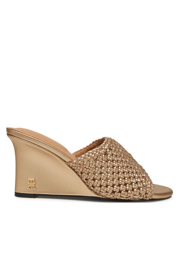 TOMMY HILFIGER - Tommy Hilfiger Klapki Crochet Metallic Lthr Wedge Mule FW0FW08812 Złoty. Kolor: złoty. Materiał: skóra