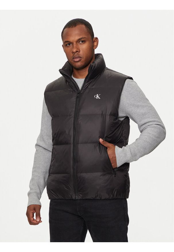 Calvin Klein Jeans Bezrękawnik Essentials J30J325901 Czarny Regular Fit. Kolor: czarny. Materiał: syntetyk. Długość rękawa: bez rękawów