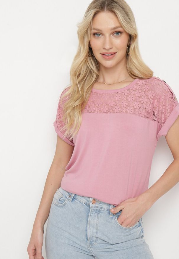 Born2be - Ciemnoróżowa Ażurowa Bluzka z Wiskozy Ozdobiona Guzikami Elloria. Okazja: do pracy. Typ kołnierza: dekolt w łódkę. Kolor: różowy. Materiał: wiskoza. Długość: krótkie. Wzór: ażurowy, aplikacja. Styl: elegancki