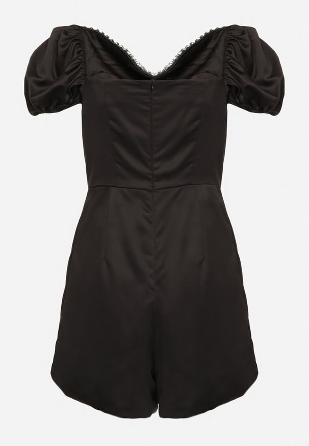 Born2be - Czarny Krótki Kombinezon ze Zdobieniem z Cyrkonii w Kształcie Serca Nanthelle. Kolor: czarny. Długość: krótkie. Wzór: aplikacja