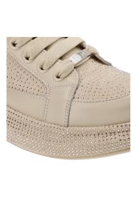 GOE - Beżowe Sneakersy Goe Stylowe Błyszczące Obuwie Damskie. Zapięcie: sznurówki. Kolor: beżowy. Materiał: materiał. Wzór: aplikacja #5