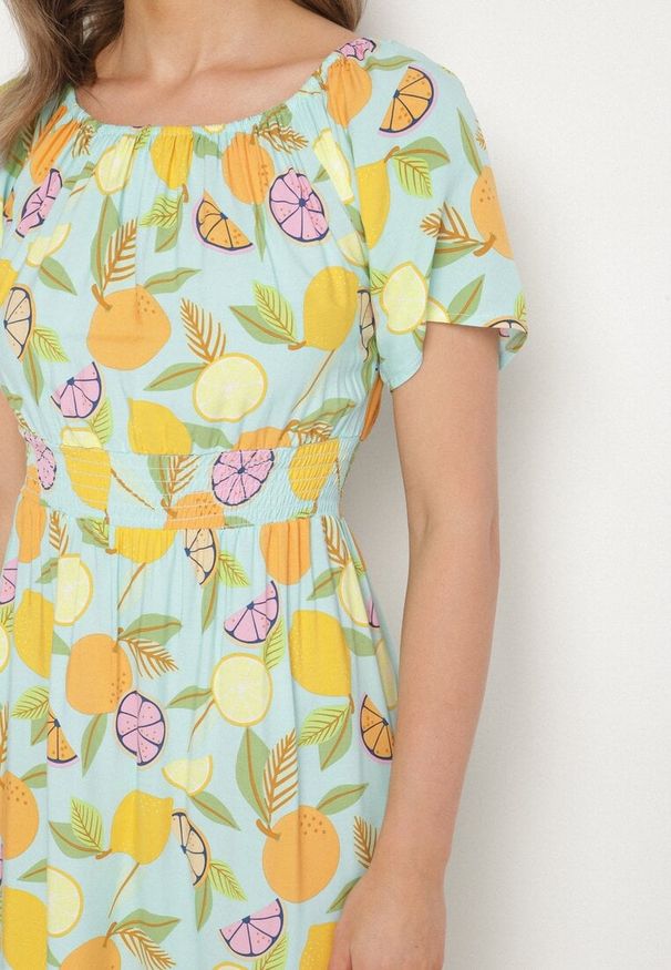 Born2be - Jasnoniebieska Sukienka Hiszpanka z Bawełną i Motywem Cytrusów Avfila. Okazja: na co dzień. Typ kołnierza: dekolt hiszpanka. Kolor: niebieski. Materiał: bawełna. Sezon: lato. Styl: casual, elegancki