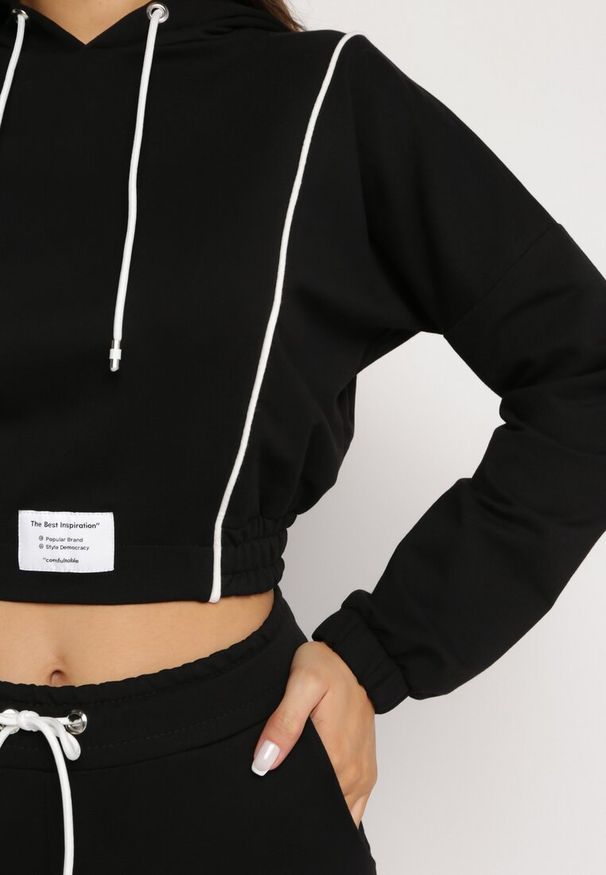 Born2be - Czarny Bawełniany Komplet Dresowy z Naszywkami i Lampasami Denriks. Kolor: czarny. Materiał: bawełna, dresówka. Wzór: aplikacja