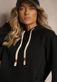 Renee - Czarna Casualowa Bluza z Dodatkiem Bawełny Kapturem i Ozdobnymi Sznurkami Feseraria. Okazja: na co dzień. Kolor: czarny. Materiał: bawełna. Długość rękawa: długi rękaw. Długość: długie. Styl: casual #5
