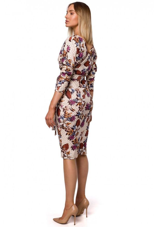 MOE - Elegancka kopertowa ołówkowa sukienka z nadrukiem. Materiał: dzianina, materiał, elastan. Wzór: nadruk. Typ sukienki: kopertowe, ołówkowe. Styl: elegancki. Długość: midi