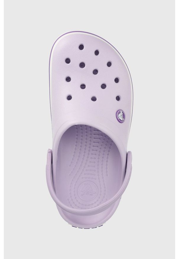 Crocs klapki dziecięce kolor fioletowy. Nosek buta: okrągły. Kolor: fioletowy. Materiał: guma, materiał. Wzór: gładki