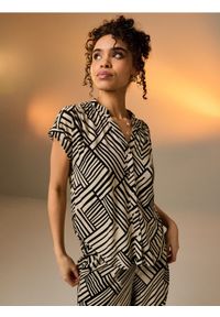 Sinsay - Wiskozowa koszula z krótkim rękawem w geometryczny wzór - wielobarwny. Materiał: wiskoza. Długość rękawa: krótki rękaw. Długość: krótkie. Wzór: geometria