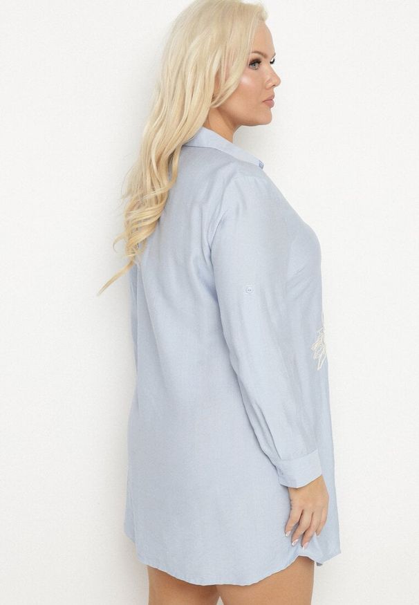 Born2be - Jasnoniebieska Koszulowa Sukienka z Wiskozy Zdobiona Kwiatowym Haftem Nalilsa. Okazja: na co dzień. Typ kołnierza: kołnierzyk klasyczny. Kolekcja: plus size. Kolor: niebieski. Materiał: wiskoza. Wzór: haft, aplikacja, kwiaty. Typ sukienki: koszulowe. Styl: klasyczny, casual, elegancki