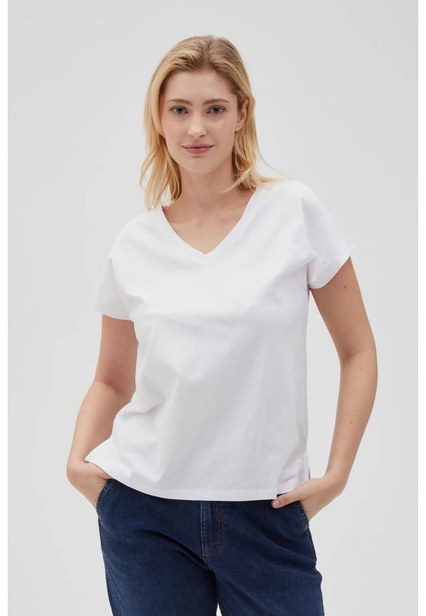 MOODO - Bawełniny t-shirt z dekoltem w serek biały. Typ kołnierza: dekolt w serek. Kolor: biały. Materiał: bawełna