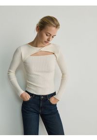 Reserved - Sweter z ozdobnym wycięciem - kremowy. Kolor: kremowy. Materiał: wiskoza, prążkowany, dzianina