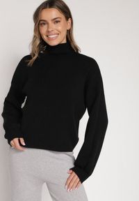 Born2be - Czarny Golf z Bufiastymi Rękawami Wedelia. Okazja: na co dzień. Typ kołnierza: golf. Kolor: czarny. Materiał: jeans. Styl: klasyczny, casual, elegancki #1