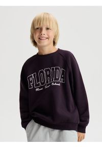 Reserved - Bluza z napisami - bordowy. Kolor: czerwony. Materiał: dzianina, bawełna. Wzór: napisy #1