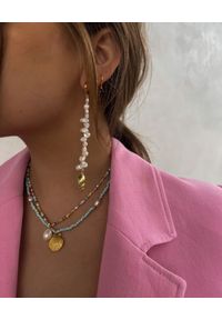 SELFIE JEWELLERY - Asymetryczne kolczyki z perłami Positano. Materiał: złote. Kolor: biały. Wzór: aplikacja. Kamień szlachetny: perła
