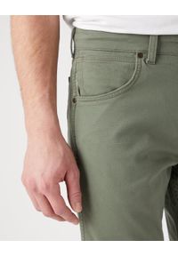 Wrangler - WRANGLER MĘSKIE SPODNIE MATERIAŁOWE GREENSBORO DUSTY OLIVE 112341466. Materiał: materiał #3