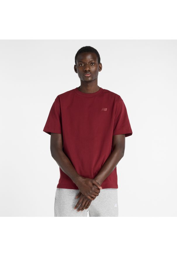 Koszulka męska New Balance MT41533MHB – bordowa. Kolor: czerwony. Materiał: dresówka, bawełna. Długość rękawa: krótki rękaw. Długość: krótkie