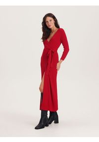 Reserved - Kopertowa sukienka z dzianiny - czerwony. Kolor: czerwony. Materiał: dzianina. Typ sukienki: kopertowe #1