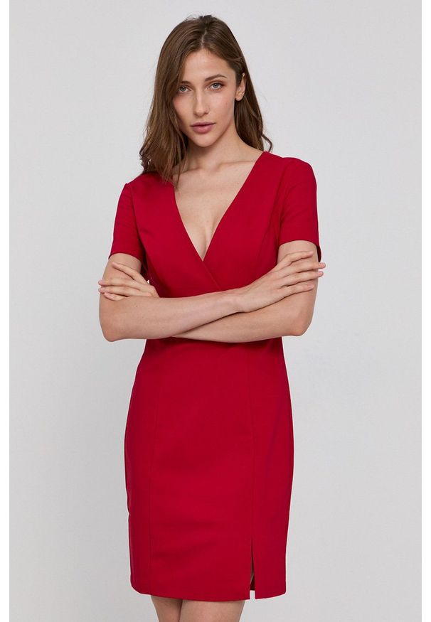 Morgan Sukienka kolor czerwony mini dopasowana. Kolor: czerwony. Materiał: tkanina. Długość rękawa: krótki rękaw. Wzór: gładki. Typ sukienki: dopasowane. Długość: mini