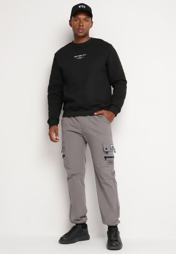 Born2be - Ciemnoszare Spodnie Bojówki Cargo z Ozdobnym Nadrukiem i Imitacją Suwaka Sinirielle. Okazja: na co dzień. Kolor: szary. Wzór: nadruk. Styl: casual, elegancki, klasyczny