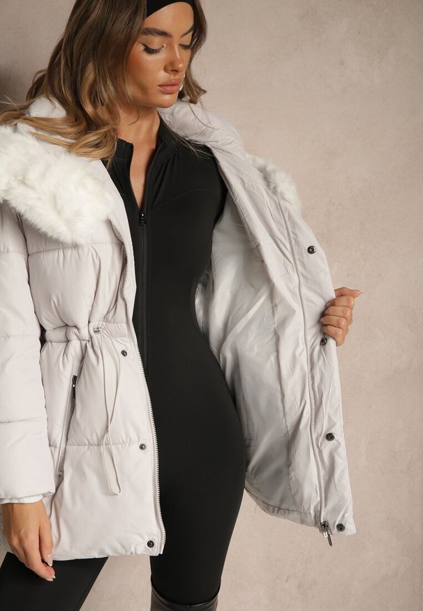 Renee - Biała Pikowana Kurtka z Szerokim Kapturem z Futrem Galiessa. Typ kołnierza: golf. Kolor: biały. Materiał: futro
