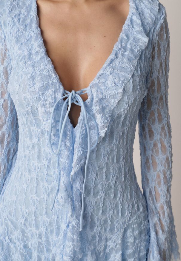 Born2be - Niebieska Koronkowa Sukienka z Falbankami i Wiązaniem przy Dekolcie Delanatea. Okazja: na co dzień. Typ kołnierza: kołnierz z falbankami. Kolor: niebieski. Materiał: koronka. Sezon: wiosna, lato. Styl: elegancki, casual